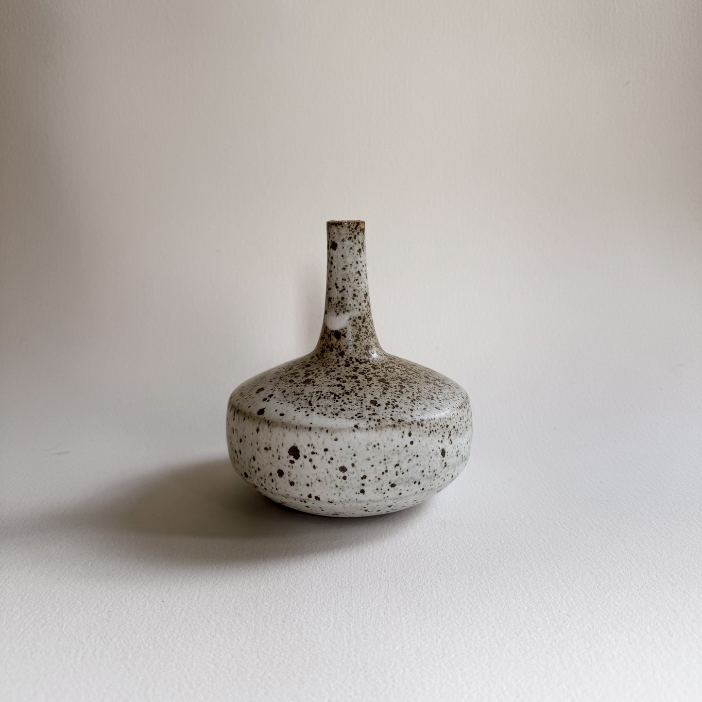 Mono Bottleneck Vase 003